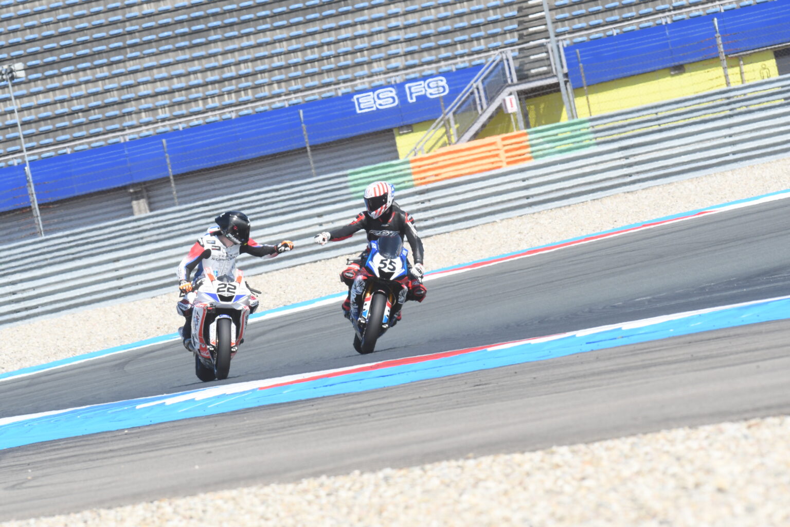 Matthew Luisman (55) en Senna Middelkoop IDC Supersport