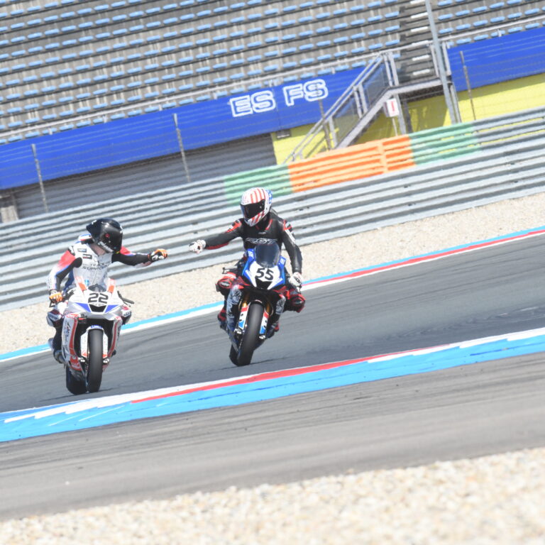 Matthew Luisman (55) en Senna Middelkoop IDC Supersport