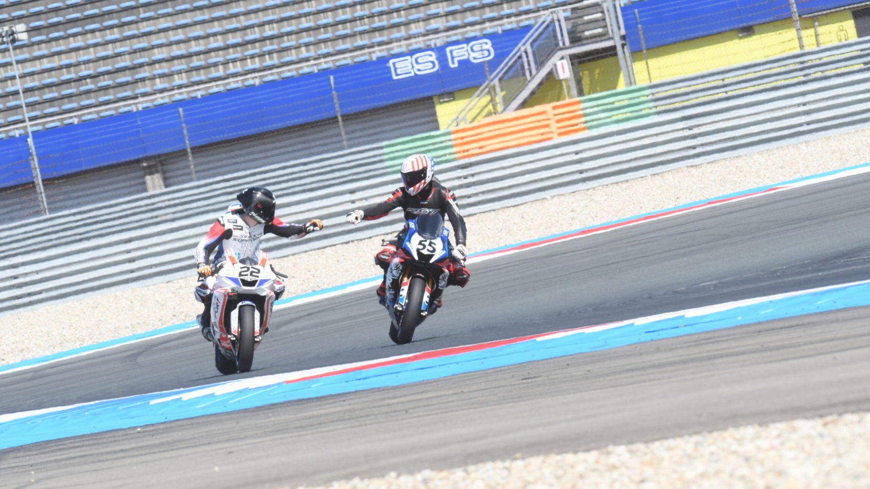 Matthew Luisman (55) en Senna Middelkoop IDC Supersport