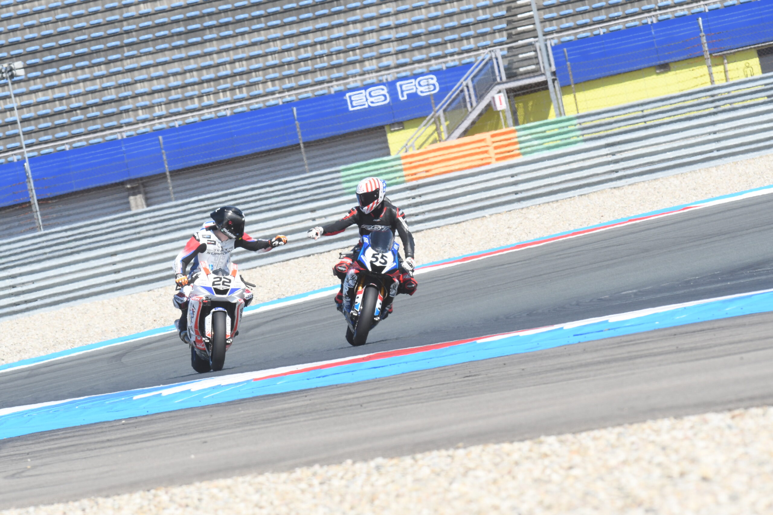Matthew Luisman (55) en Senna Middelkoop IDC Supersport